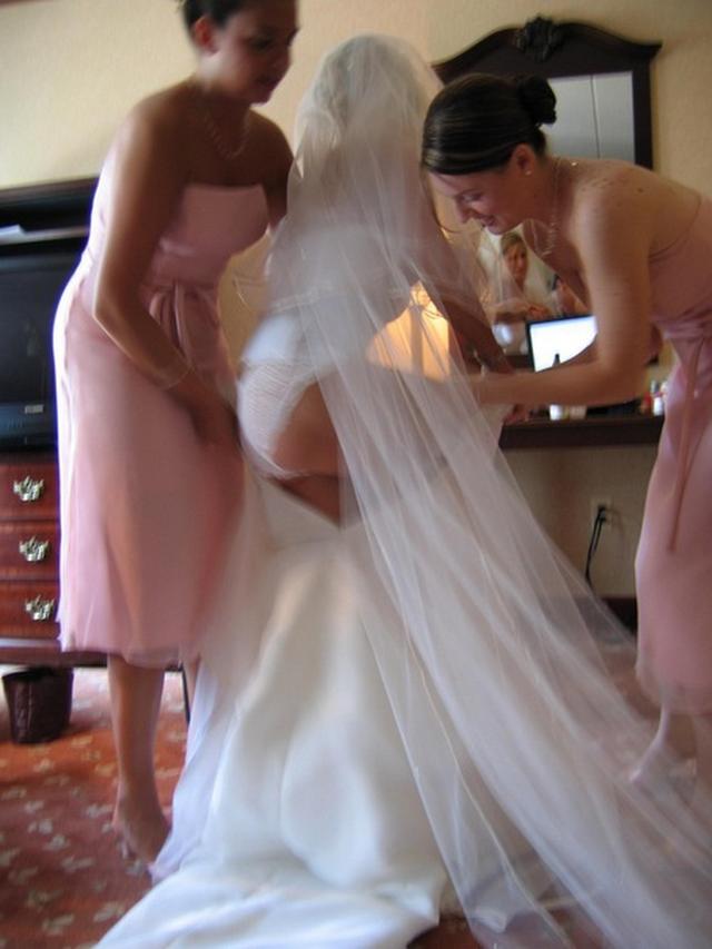 Задорные невесты в подвенечном платье 17 фото