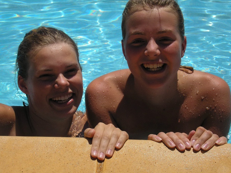 Пьяные студентки из Штатов купаются в бассейне голышом после вина 13 фото
