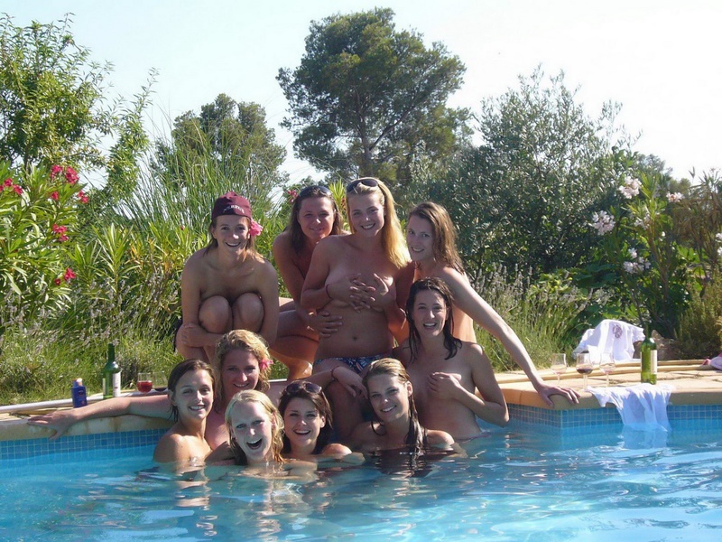 Пьяные студентки из Штатов купаются в бассейне голышом после вина 11 фото