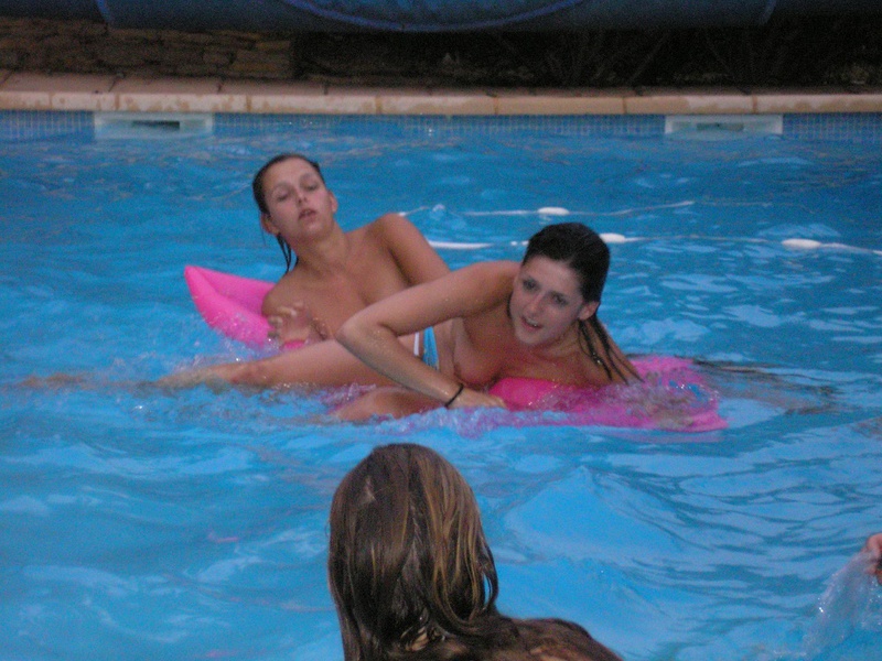 Пьяные студентки из Штатов купаются в бассейне голышом после вина 20 фото