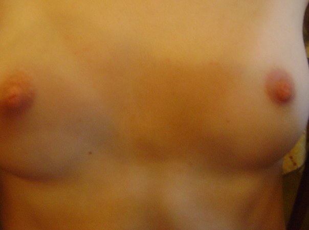Нахальные сучки демонстрируют свои интимные снимки 11 фото