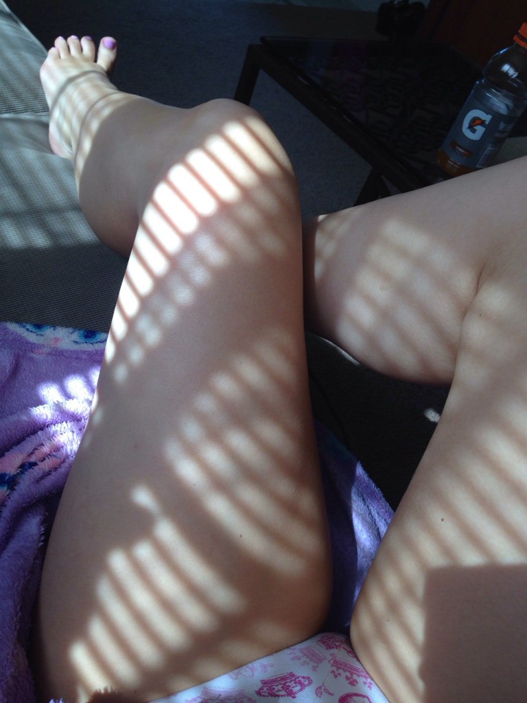 Девушки красуются стройными ножками и щелками 14 фото